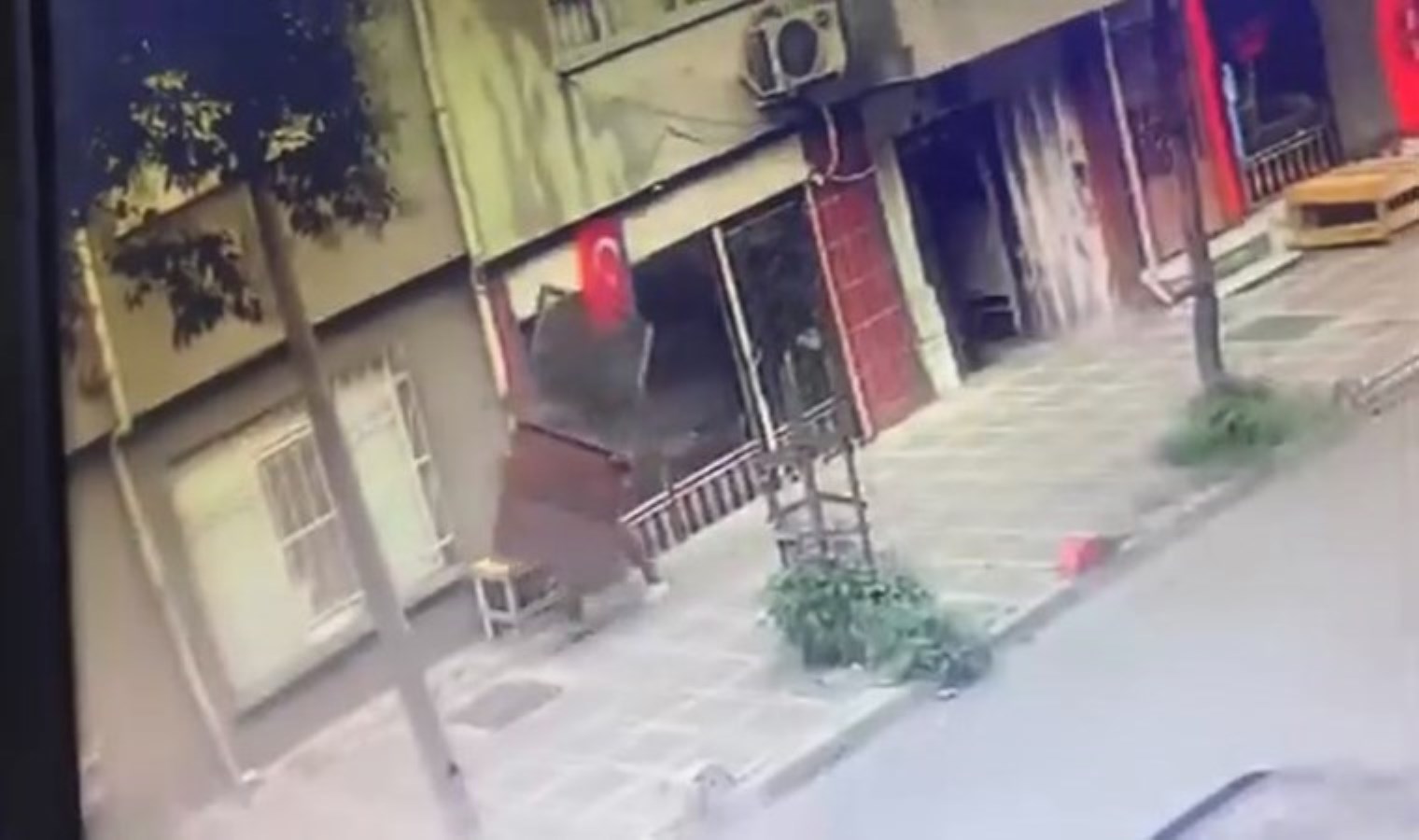 İstanbul’da pes dedirten hırsızlık: Binanın demir kapısını çaldılar!
